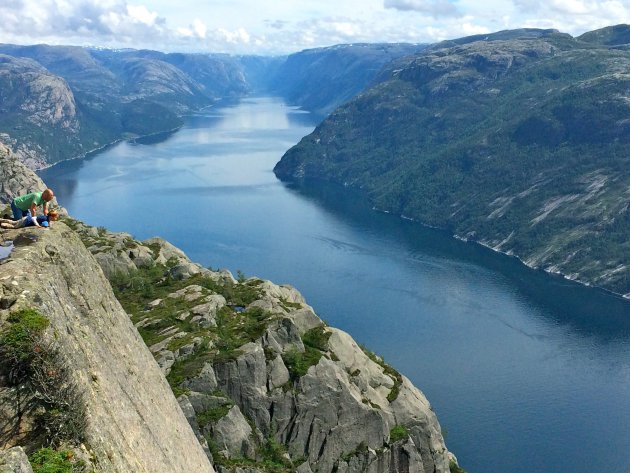Over de rand van de Preikestolen, 605 meter boven het fjord