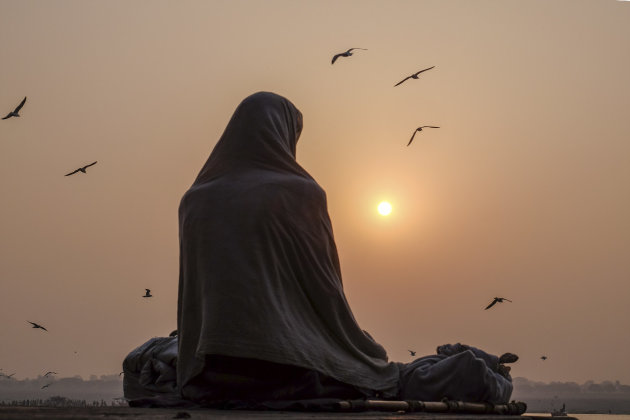 Meditatie in de vroege morgen aan de Ganges