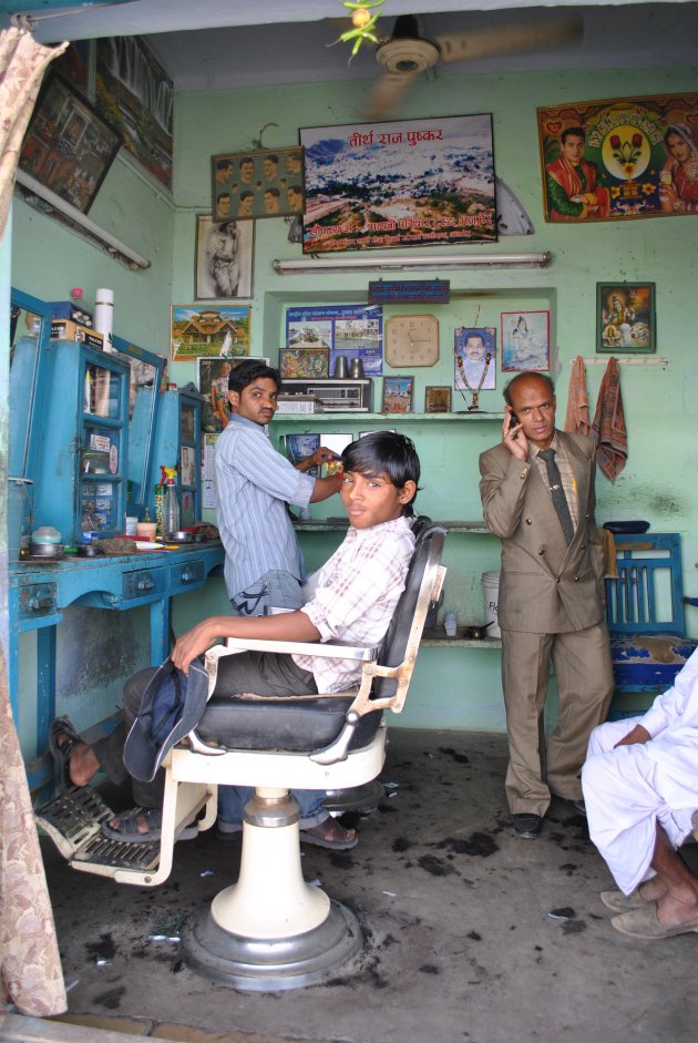 Naar de kapper in pelgrimsoord Pushkar