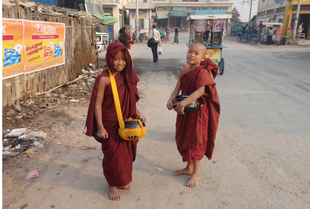 Jonge monniken bij busstation