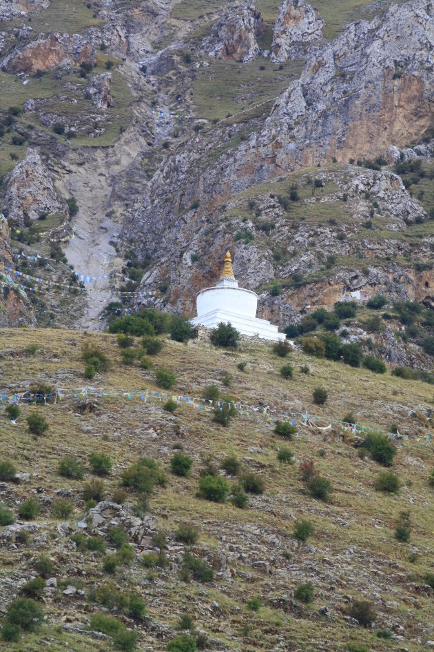 Stupa met gouden koepel