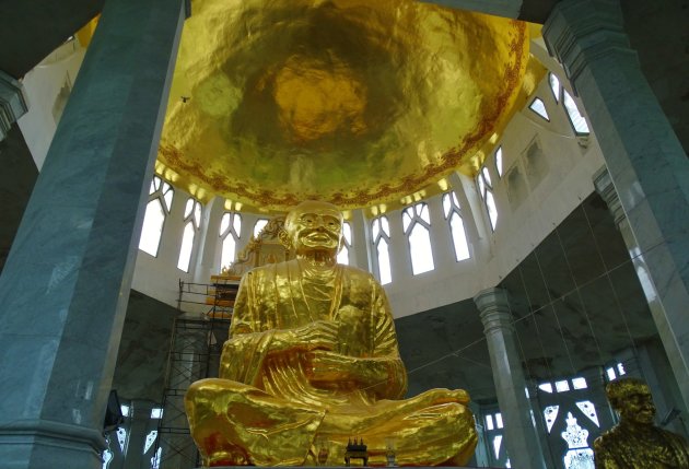 Monnik beeld in Non Wat Kum