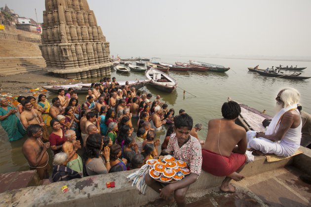 Ritueel ,staande in de Ganges
