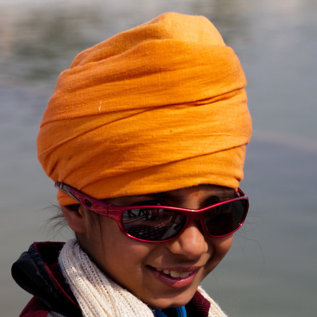 Jonge sikh Met moderne zonnebril