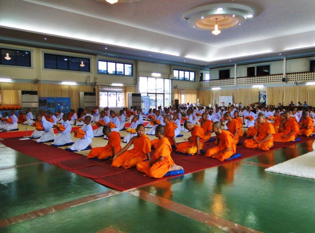 Inwijding jonge monniken
