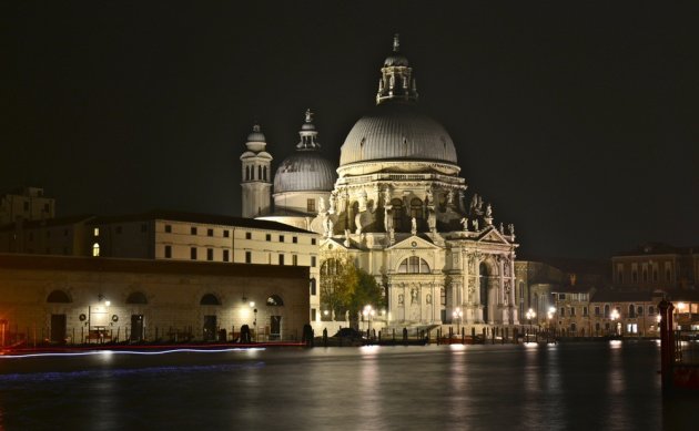 Nachtopname van de Basilica di Santa Maria della Salute in Venetië.