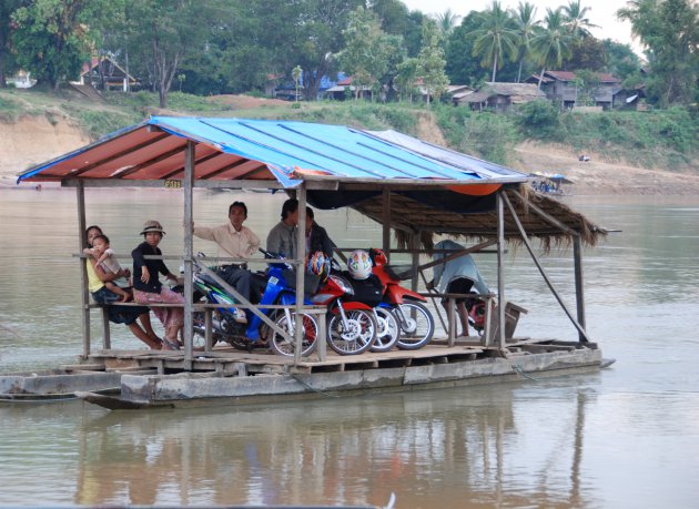 Pontje over de Sekong rivier