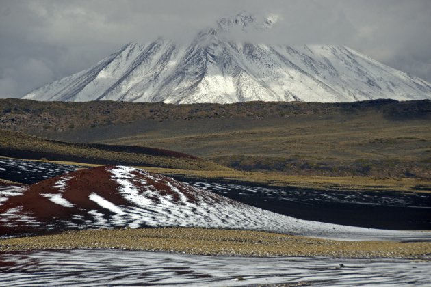 Sneeuw in het maanlandschap van de Reserva Provincial La Payunia