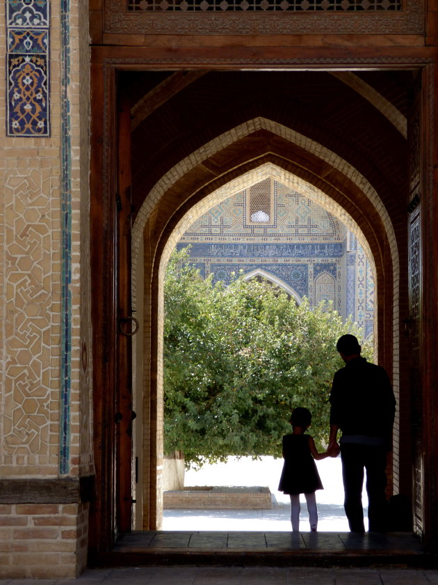 Naar de binnenhof van de Kalon Moskee