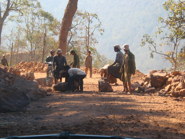 Weg reperatie in Birma