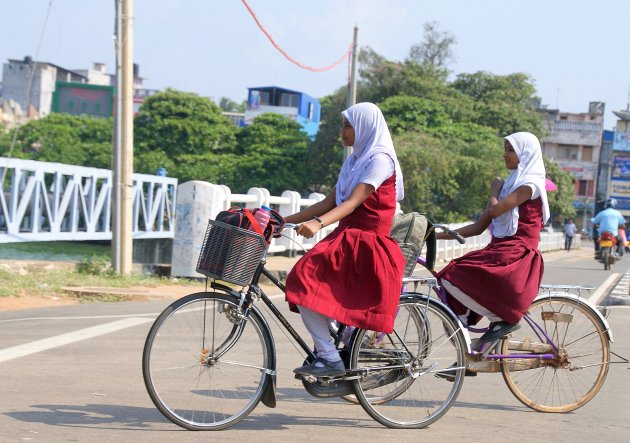 twee fietsende meisjes