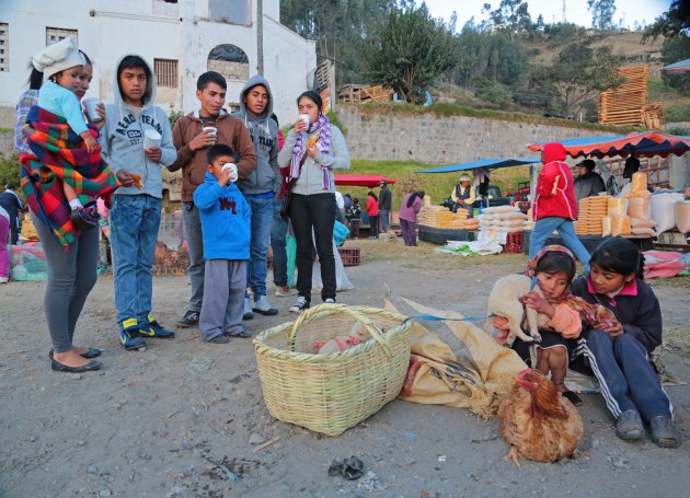 Familieportret op dierenmarkt Otavalo