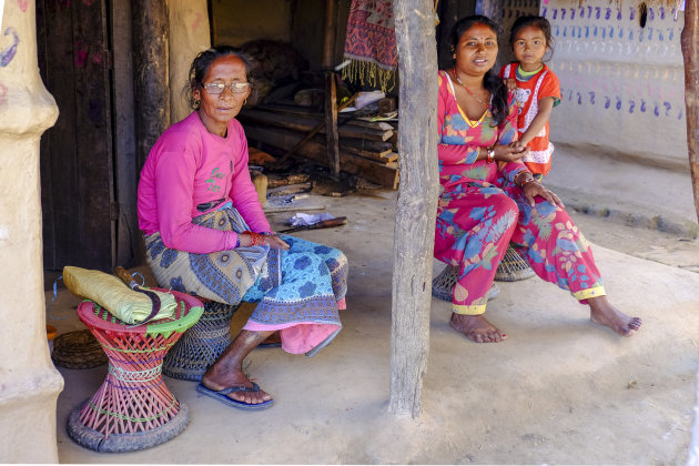 Drie Generaties in een Tharu dorpje