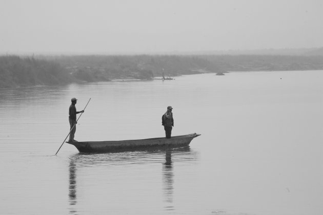 Kano in de vroege morgen op de Rapti rivier in Chitwan