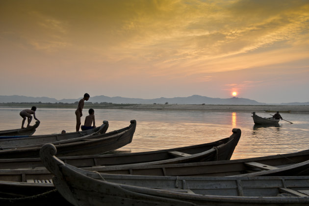 sunset over de irradwaddy