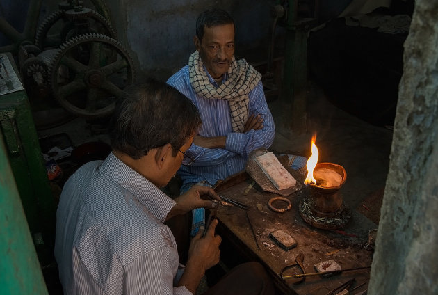 Making jewelry on Shankhari Bazar