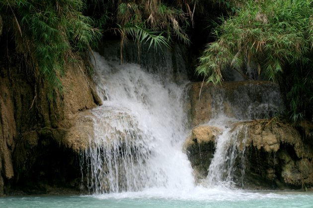 relaxen bij de Kuang Si watervallen