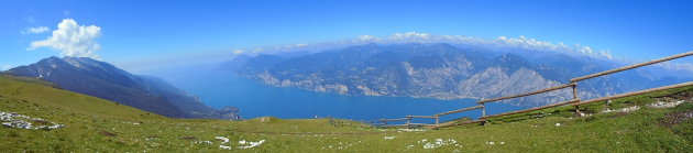 Panorama uitzicht op het Gardameer vanaf de Monte Baldo