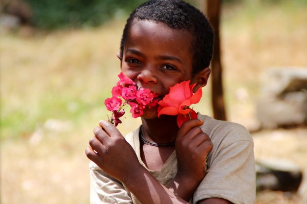 Kindje met bloemen in Ethiopië
