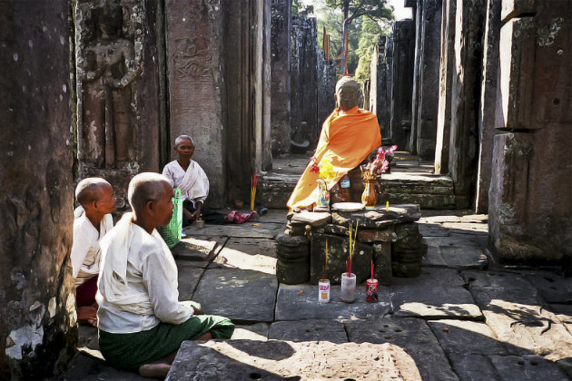 Ceremonie rond Boeddha beeld in Angkor