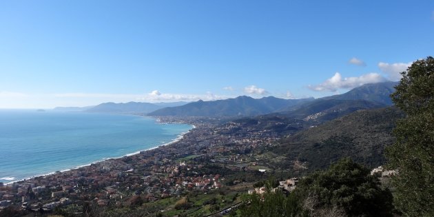 Uitzicht vanaf de heuvels boven Borgio Verezzi
