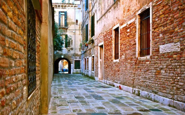 Steegje in Santa Croce in  Venetië