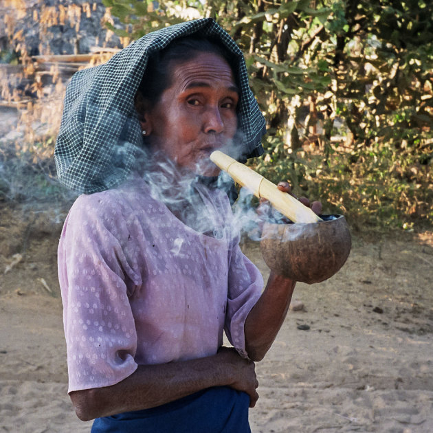 Rokende vrouw met halve kokosnoot