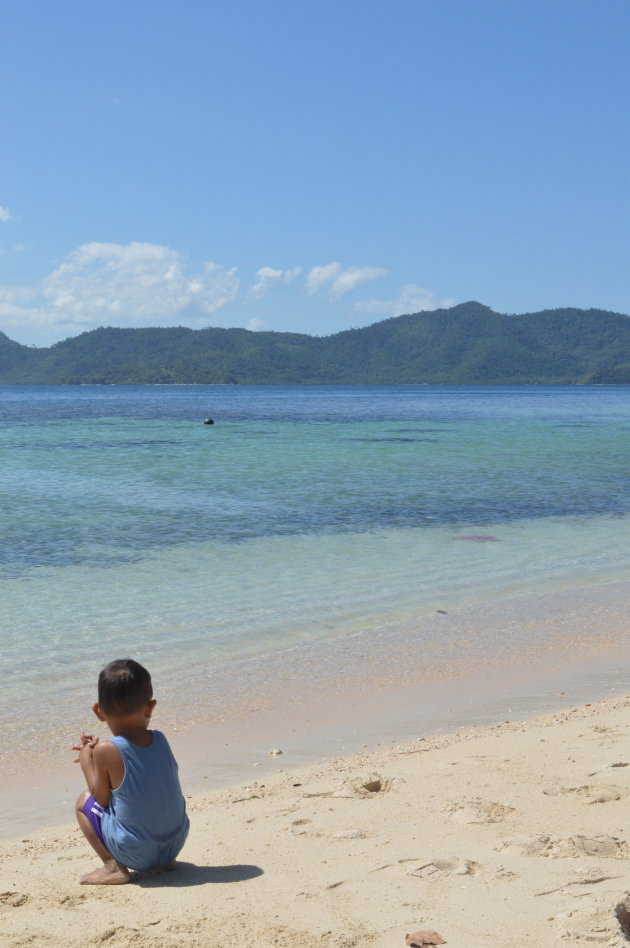 Filipijns jongetje geniet tijdens Kerstvakantie van t strand @ German Island! Palawan (Philippines)