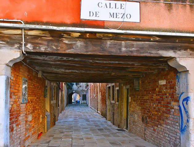 Oud steegje in Venetië