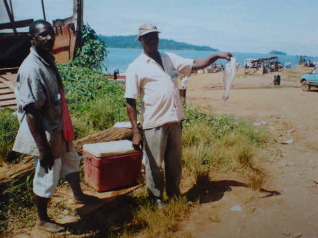 2001-2002 Vis kopen bij het Brokopondo-stuwmeer