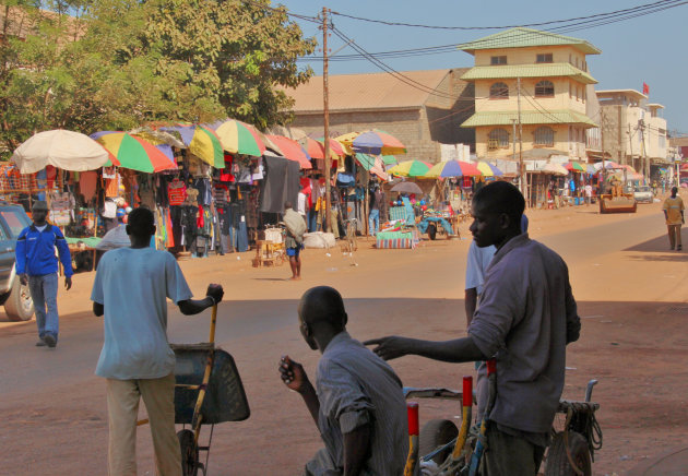 kijken naar klanten in Banjul