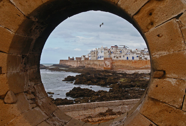 Essaouira door een gat in de muur