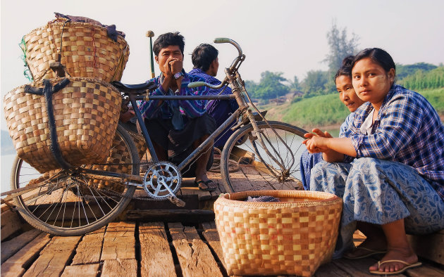 Met de fiets op het pontje bij Mandalay