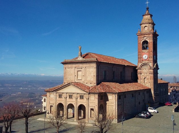 De panoramische kerk van Diano d'Alba