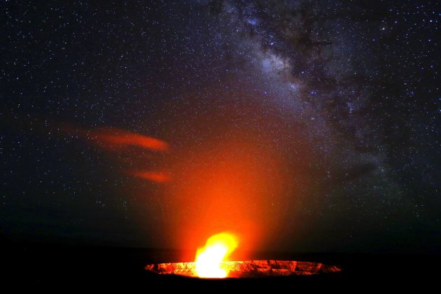 De Melkweg boven een vulkaankrater