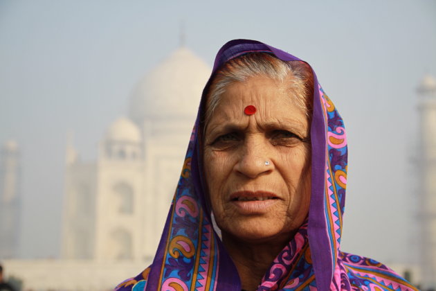 Grootmoeder bij de Taj
