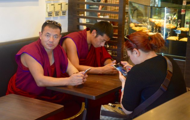 Tibetaanse monniken in Starbucks