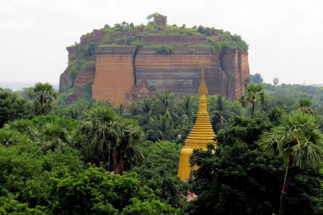 Stupa tussen het groen