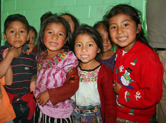 Kleurrijk geklede meisjes Guatemala