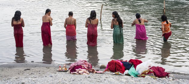 Zeven vrouwen bezig met ritueel  ( pano, zeker openen)
