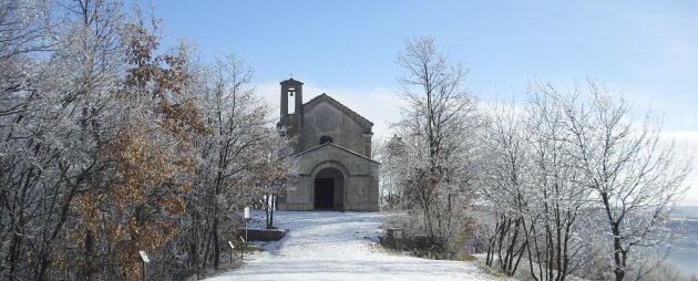 Sneeuwlandschap en de San Fermo kapel