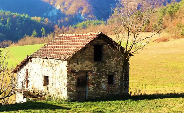 Verlaten stenen huisje op het Italiaanse platteland