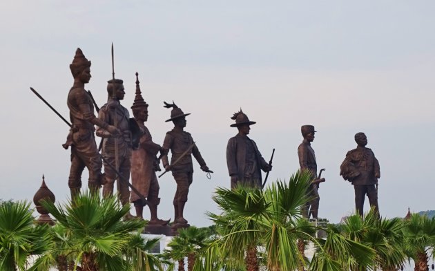 Standbeelden Koningen van Thailand