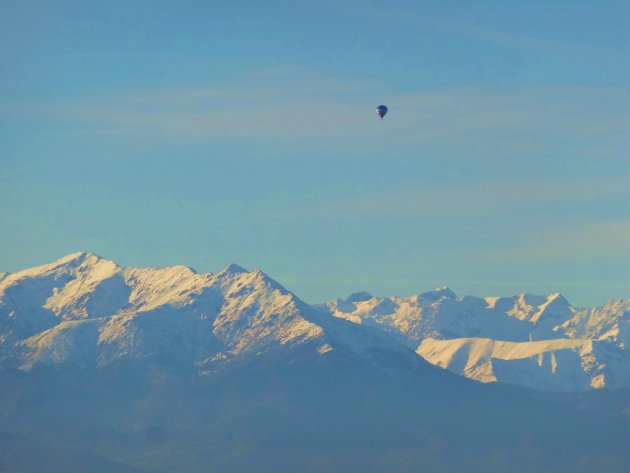 Luchtballon boven de Alpen