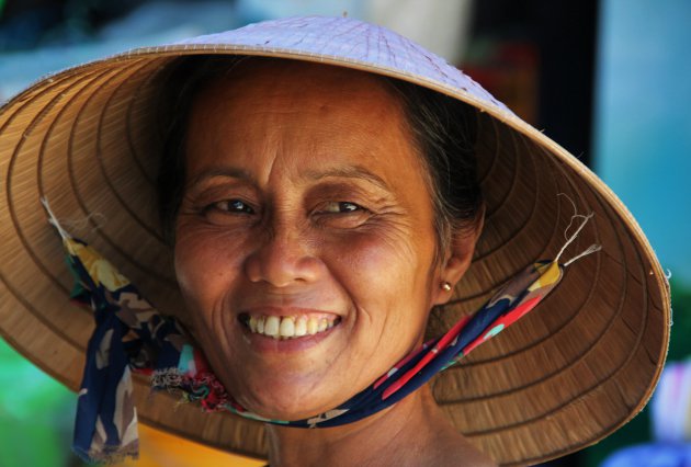 Vriendelijke glimlach op Thanh Toan markt