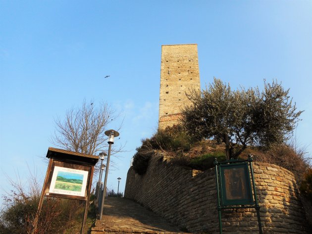 De Middeleeuwse toren van Cassinasco
