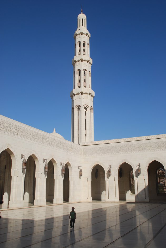 Huppelend door de moskee