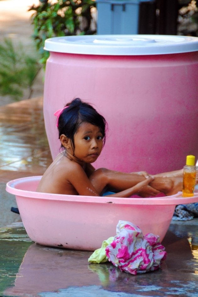 Indonesisch meisje in bad