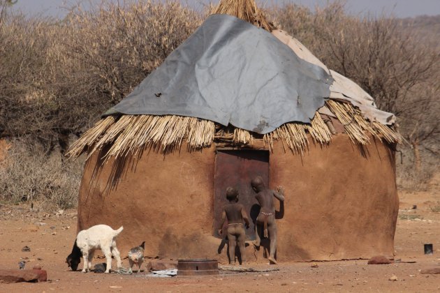 Himba kinderen voor hutje