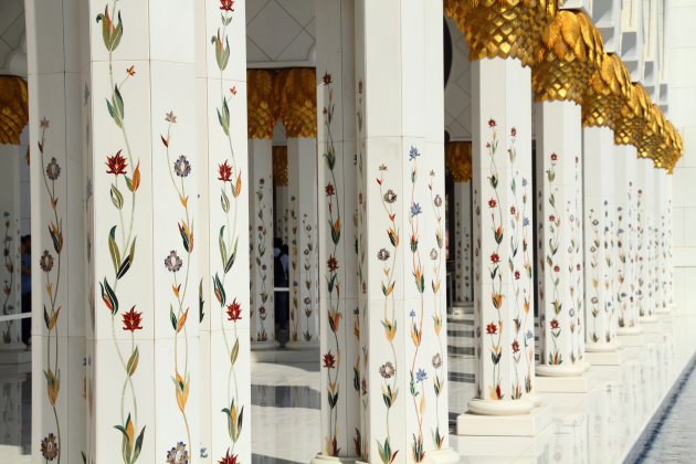 1000 ingelegde zuilen om het plein van de moskee in Abu Dhabi